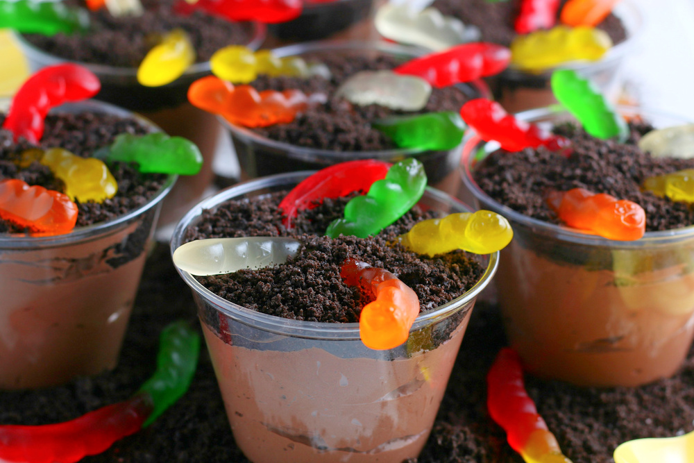 "Dirt cups" made of pudding, crushed Oreo cookies, and gummy worms